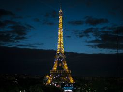 El monumento se vestirá de rojo y blanco en símbolo 'del apoyo inquebrantable de la ciudad de París a las víctimas'. EFE / J. Lempin