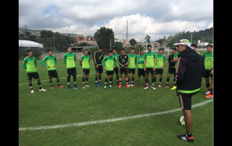 Comienza a vislumbrarse que México vaya a la justa de Brasil sin jugadores mayores que militan en clubes europeos. TWITTER / @miseleccionmx