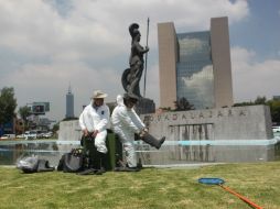 Los especialistas Ernesto Contreras y Jannen Contreras se alistan para examinar de cerca la Minerva.  /