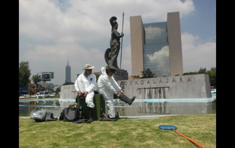 Los especialistas Ernesto Contreras y Jannen Contreras se alistan para examinar de cerca la Minerva.  /