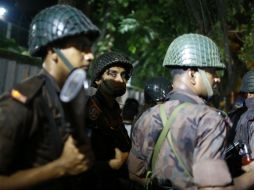 Un enorme grupo de guardias de seguridad resguarda la zona y el restaurante. AP /