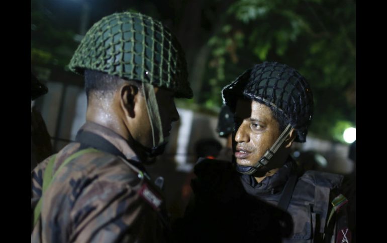 Las fuerzas de seguridad de Bangladesh se concentran en la zona del conflicto. AP /