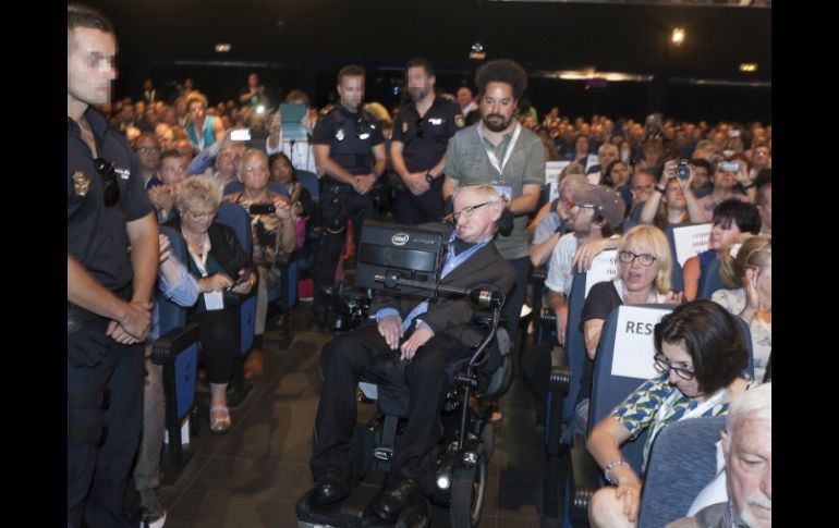 Stephen Hawking expresó hoy su preocupación sobre las consecuencias que tendrá para la ciencia de su país la salida de la UE. EFE / R. de la Rocha