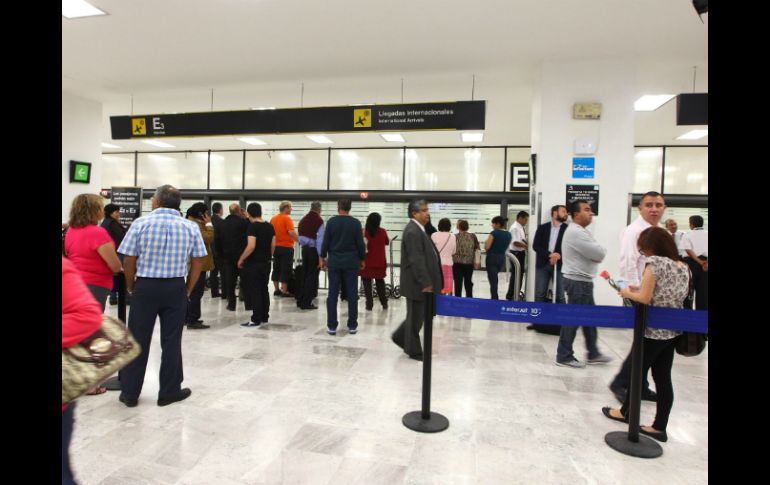 Con el servicio alrededor de 20 mil pasajeros y usuarios contarán con conexión gratuita en todo el aeropuerto. NTX / ARCHIVO