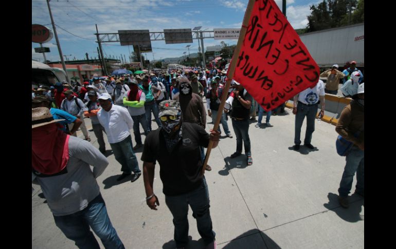 Califican como doble discurso la advertencia de desalojo de los bloqueos carreteros. EFE / J. De la Cruz