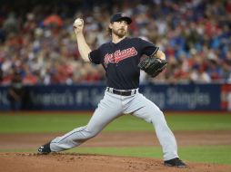 Josh Tomlin. El abridor de los Indios de Cleveland fue uno de los 19 lanzadores que vieron acción ayer en la lomita. AFP / T. Szczerbowski