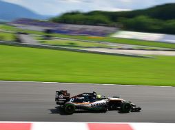 Sergio Pérez durante la segunda sesión de prácticas libres en Austria. AP / K. Joensson