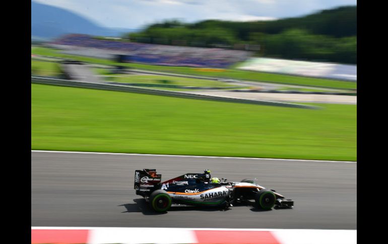 Sergio Pérez durante la segunda sesión de prácticas libres en Austria. AP / K. Joensson