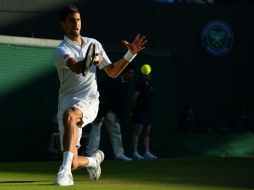 Novak Djokovic tratará de remontar y definir hoy su duelo ante el estadounidense Sam Querrey. AFP / G. KIRK