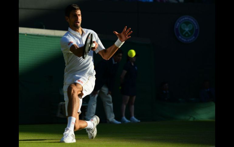 Novak Djokovic tratará de remontar y definir hoy su duelo ante el estadounidense Sam Querrey. AFP / G. KIRK