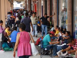 Integrantes del magisterio disidente en Oaxaca toman dos plazas comerciales. SUN /