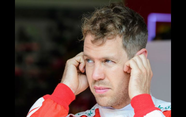 Vettel perderá cinco puestos en la carrera de este domingo por sustituir antes de lo permitido su caja de cambios. AFP / J. Makovec