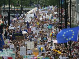 Banderas de la Unión Europea y pancartas salpican la marcha; se pueden leer eslóganes como 'La campaña del 'leave' ha mentido'. AP / D. Leal-Olivas