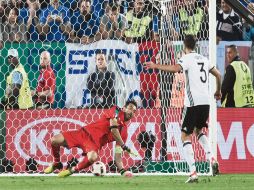 El gol del pase a semifinales. Gianluigi Buffon estuvo cerca de parar el balón disparado por Jonas Hector (3). AP /