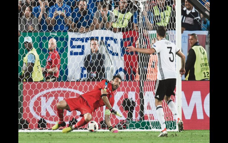 El gol del pase a semifinales. Gianluigi Buffon estuvo cerca de parar el balón disparado por Jonas Hector (3). AP /