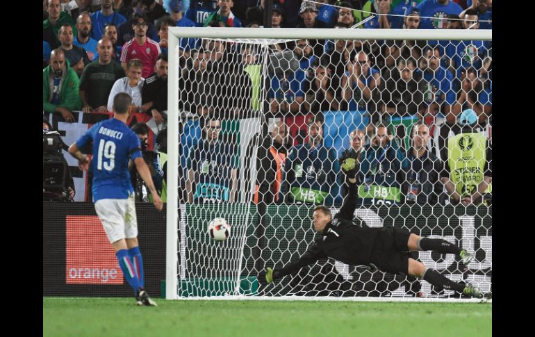 Revancha. Leonardo Bonucci (#19), quien había vencido a Neuer en el minuto 78, no pudo repetir en la tanda de penaltis. AFP /