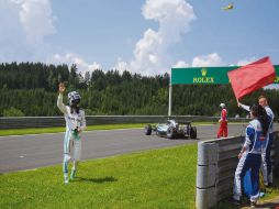 Nico Rosberg. El piloto alemán abandona su auto averiado en el Red Bull Ring. AFP / J. Makovec