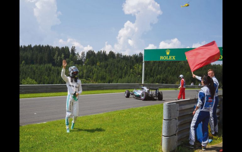 Nico Rosberg. El piloto alemán abandona su auto averiado en el Red Bull Ring. AFP / J. Makovec