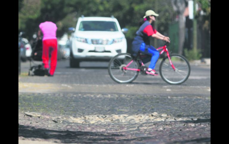 Paciencia. Autoridades afirman que trabajar en empedrado es más complicado que sólo repavimentar. EL INFORMADOR / A. Hinojosa