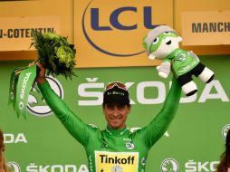 Sagan subió al podio a por el maillot amarillo, pero sacó el arcoiris, por si alguien se olvidaba que es campeón del Mundo. AFP / J. Pachoud