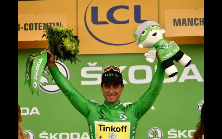 Sagan subió al podio a por el maillot amarillo, pero sacó el arcoiris, por si alguien se olvidaba que es campeón del Mundo. AFP / J. Pachoud