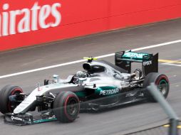 Los directivos también le dan una reprimenda por haber terminado la carrera con el coche dañado. EFE / J. Groder