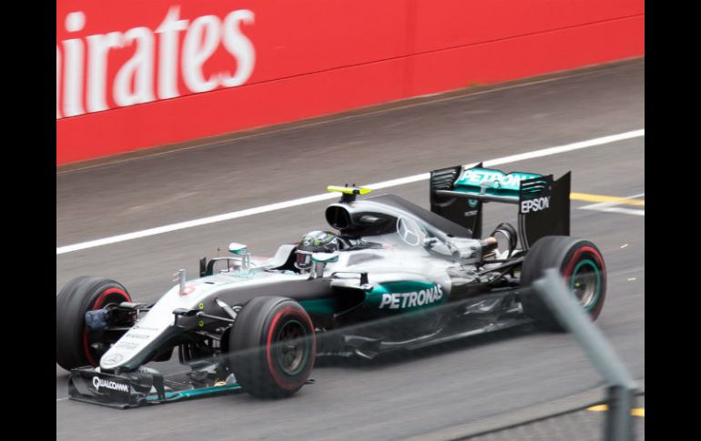 Los directivos también le dan una reprimenda por haber terminado la carrera con el coche dañado. EFE / J. Groder