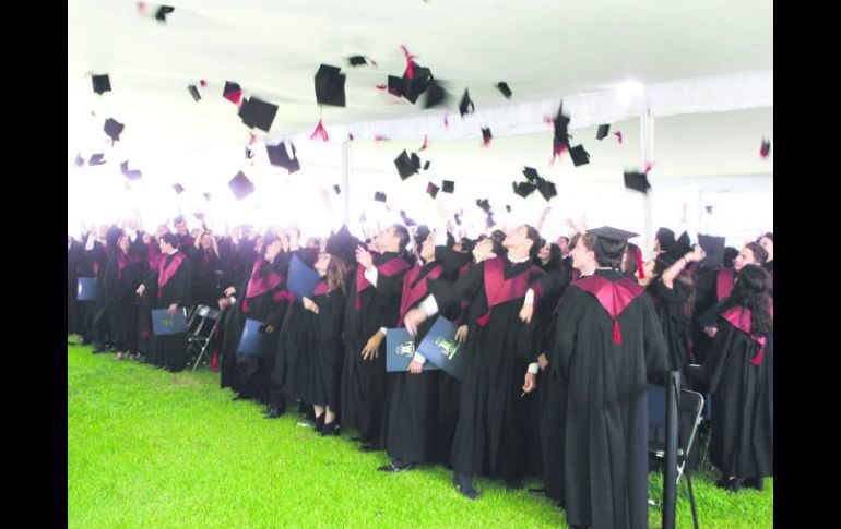 Nuevos retos. Los graduados del ciclo 2013-2016 se despidieron con un emotivo acto académico. EL INFORMADOR / A. Camacho