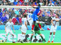 El francés Paul Pogba hace un salto descomunal para cabecear el balón y marcar el segundo gol de su Selección. AP /