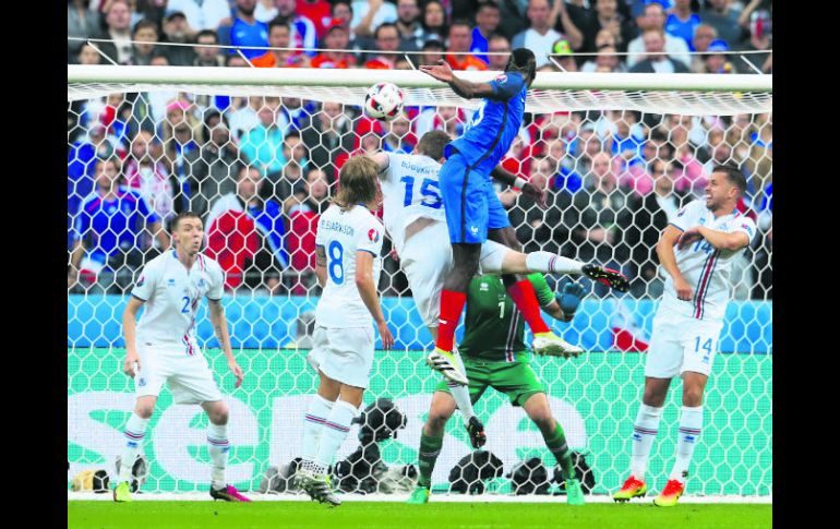 El francés Paul Pogba hace un salto descomunal para cabecear el balón y marcar el segundo gol de su Selección. AP /