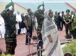 Sheikh Hasina, y diplomáticos de Italia y Japón depositaron coronas de flores junto a los féretros con las tres víctimas nacionales. EFE / STRINGER