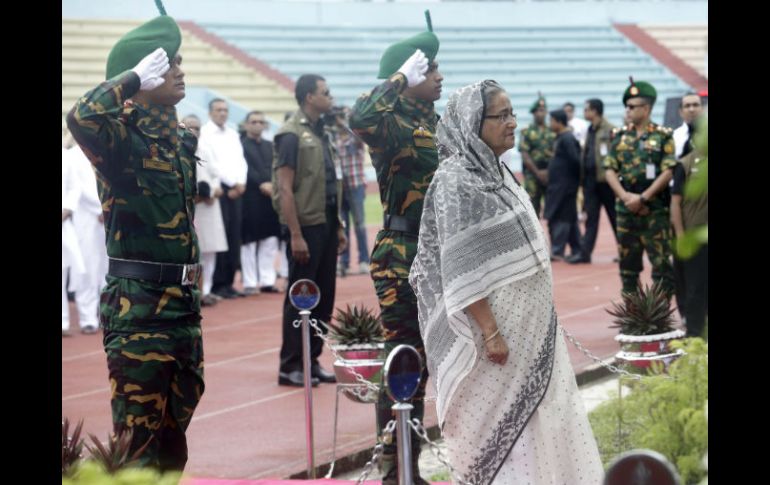 Sheikh Hasina, y diplomáticos de Italia y Japón depositaron coronas de flores junto a los féretros con las tres víctimas nacionales. EFE / STRINGER