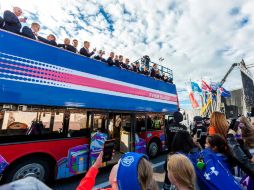 La selección islandesa transitó en un autobús de dos plantas con el techo descubierto el centro de la capital. AFP / K. Petersson