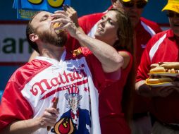 El concurso se celebra en el restaurante Nathan's Famous de Coney Island por el día de la Independencia de EU. AFP / E. Thayer