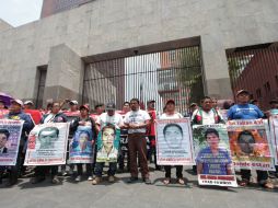 Los padres realizaron un 'plantón' a las afueras del edificio de la cancillería. EFE / S. Gutiérrez