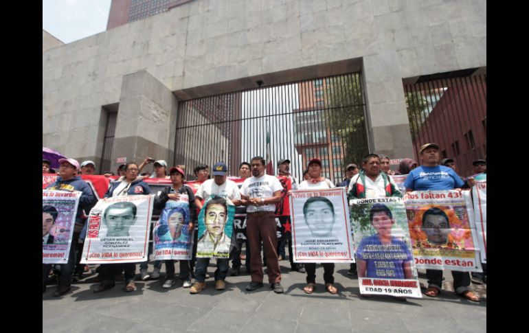 Los padres realizaron un 'plantón' a las afueras del edificio de la cancillería. EFE / S. Gutiérrez