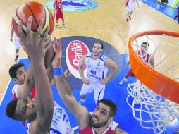 Giannis Antetokounpo. El estrella de Grecia (con el balón), anota en el juego de ayer ante Irán. ESPECIAL / CORTESÍA FIBA