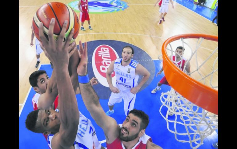 Giannis Antetokounpo. El estrella de Grecia (con el balón), anota en el juego de ayer ante Irán. ESPECIAL / CORTESÍA FIBA