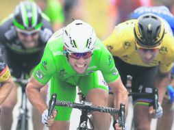 Final cerrado. Mark Cavendish hace el último esfuerzo para cruzar la meta en primer lugar. EFE / S. Nogier