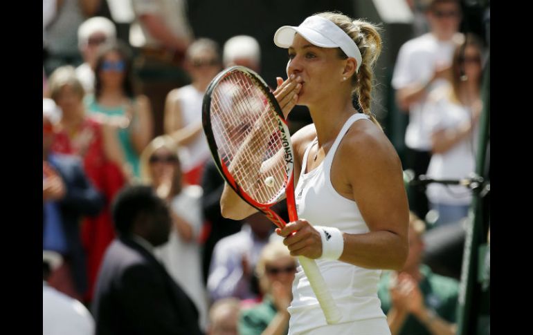 Kerber logra doblegar a la quinta clasificada, Simona Halep en 91 minutos. AP / B. Curtis