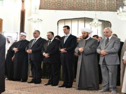 Junto a Al Asad participaron figuras como el primer ministro Imad Jamis y el mufti Ahmad Badredin Hasun. EFE / SANA