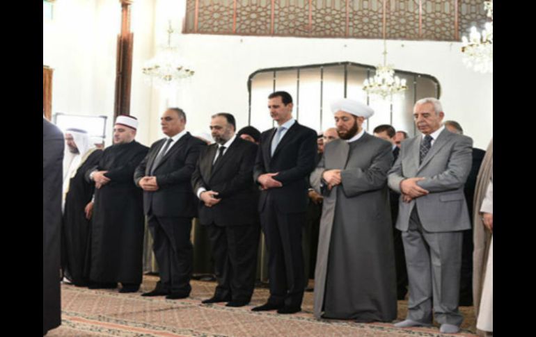 Junto a Al Asad participaron figuras como el primer ministro Imad Jamis y el mufti Ahmad Badredin Hasun. EFE / SANA