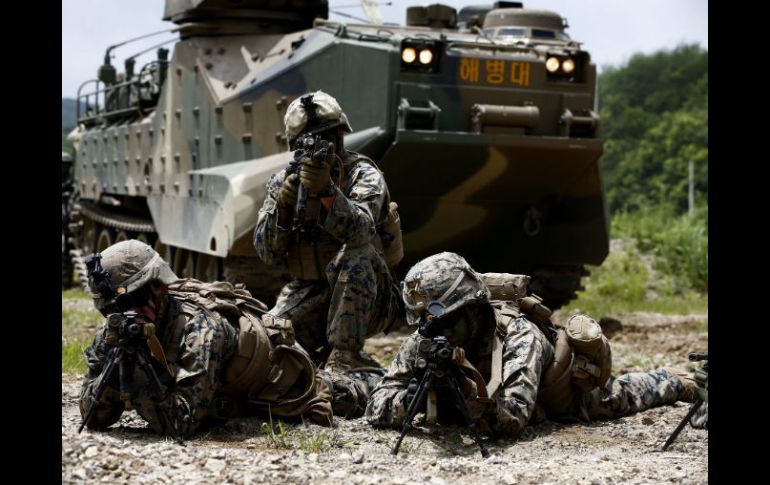 Marines surcoreanos participan en un ejercicio de entrenamiento de combate por tierra y aire en el campo de fuego Suseong. EFE / J. Heon-Kyun