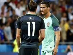 Cristiano Ronaldo (der) se despide de su compañero en el Real Madrid Gareth Bale, jugador de la Selección de Gales. EFE / I.Langsdon