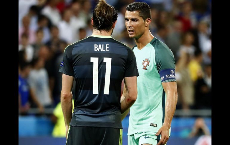 Cristiano Ronaldo (der) se despide de su compañero en el Real Madrid Gareth Bale, jugador de la Selección de Gales. EFE / I.Langsdon