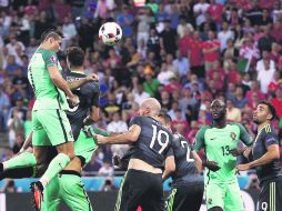 Cristiano Ronaldo (#7) remata el balón para marcar el primer gol de Portugal contra Gales. El resto es historia conocida. EFE /