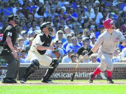 Jugada clave. Tucker Barnhart conectó jonrón productor de tres carreras en la séptima entrada. AP / D. Banks