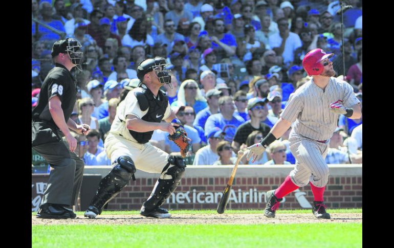 Jugada clave. Tucker Barnhart conectó jonrón productor de tres carreras en la séptima entrada. AP / D. Banks