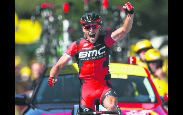 Línea de meta. Greg Van Avermaet festeja tras conseguir el triunfo en la quinta etapa celebrada ayer. EFE / Y. Valat