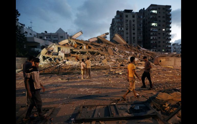 La campaña destruyó parcialmente 30 mil casas y causó el derribo de otras 12 mil viviendas. AP / ARCHIVO